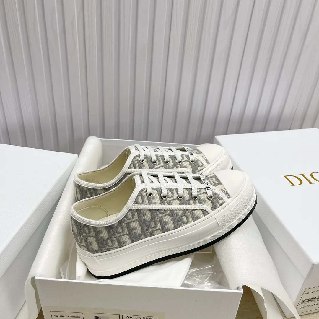 👟👟Ex-factory price 520👟👟 Women's shoes factory ready stock high quality Dior )Flat sneakers are made of fully embroidered iconic patterns💎💎♦️Top quality in the market🎗Breaking hot model in foreign counters🎗Non-market ordinary imitation version🎗🔳The fabric is made of Italian🇮🇹imported fabric❗️Embroidered upper, original mold injection Logo frosted five-pointed star outsole🔳Inside imported lambskin + high elasticity injection molding mold Logo foam pads Number of yards: 35 to 41